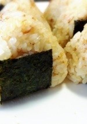 お弁当や朝食に♡簡単じゃこごまおにぎり-レシピのメイン写真