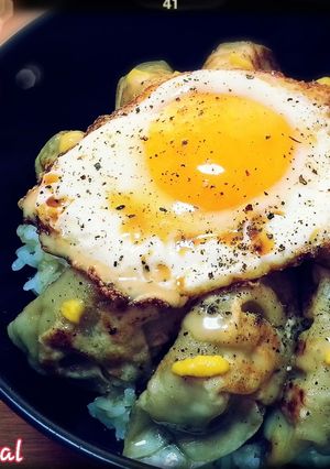 ★単身赴任専用★満腹！目玉焼き餃子丼！-レシピのメイン写真