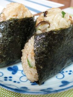 炊き込みごはんでリメイク梅おにぎり♪-レシピのメイン写真