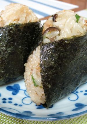 炊き込みごはんでリメイク梅おにぎり♪-レシピのメイン写真
