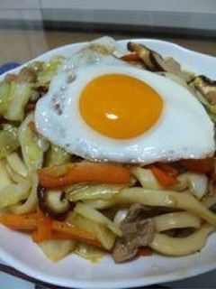 焼きうどんon目玉焼き-レシピのメイン写真