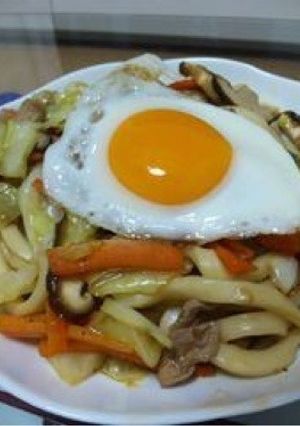 焼きうどんon目玉焼き-レシピのメイン写真