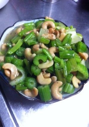簡単！セロリとカシューナッツの炒め物-レシピのメイン写真
