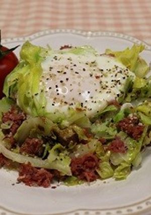 コンビーフと春キャベツの巣籠風目玉焼き-レシピのメイン写真