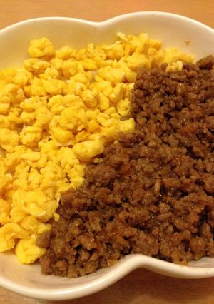 野菜も取れる♪二色そぼろ丼★お弁当にも★-レシピのメイン写真