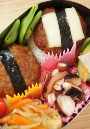 お弁当に！ハンバーグ巻き・おにぎり♪-レシピのメイン写真
