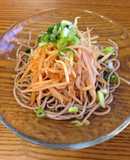 簡単冷やし蕎麦もやしキムチ乗せ