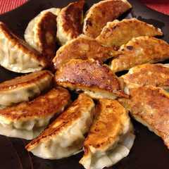 A picture of 外はカリッ♪中はジューシー旨旨！焼き餃子.