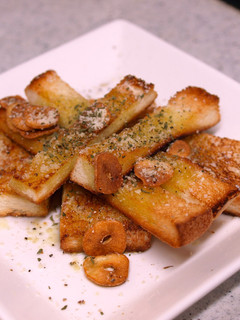 ワインに合う!食パンガーリックトースト-レシピのメイン写真