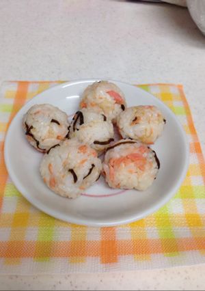 鮭フレークと塩昆布のコロコロおにぎり○-レシピのメイン写真