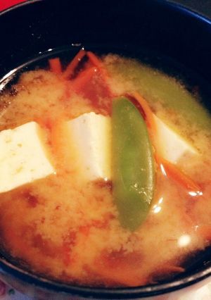 人参，豆腐，スナップエンドウの赤だし♡-レシピのメイン写真