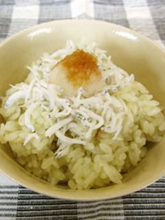昆布茶の炊き込みごはん~しらす添え~-レシピのメイン写真