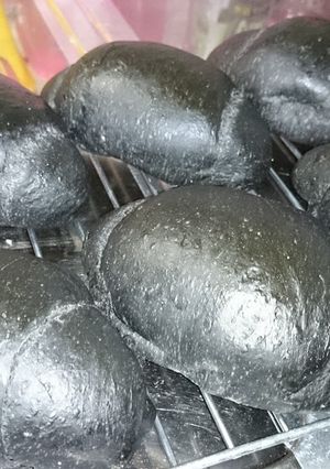 黒糖と竹炭パウダーでふわふわ真っ黒パン！-レシピのメイン写真