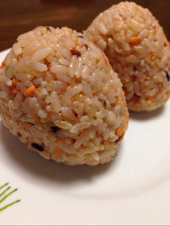 簡単!納豆付録からしで、鮭マヨおにぎり♪-レシピのメイン写真
