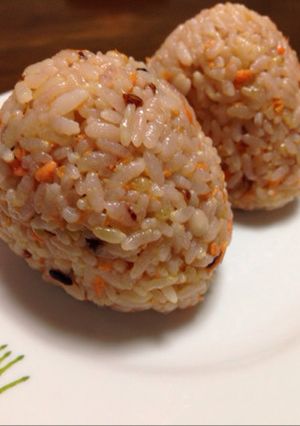 簡単！納豆付録からしで、鮭マヨおにぎり♪-レシピのメイン写真