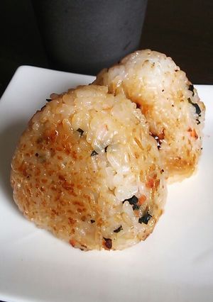 胡麻油香る焼おにぎり☆鮭わかめ-レシピのメイン写真