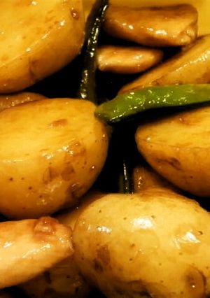 新じゃがと鶏とエンドウの甘辛バター炒め-レシピのメイン写真