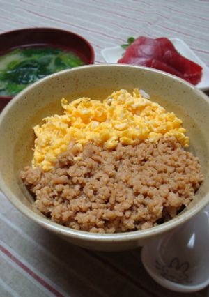 鶏そぼろ（鶏そぼろ丼・そぼろ弁当） by とほほ 【クックパッド】 簡単