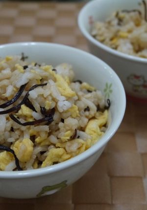 塩昆布と炒りたまごの炊き込みご飯風♪-レシピのメイン写真