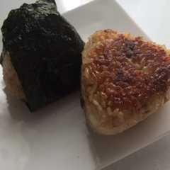 A picture of チーズとおかかの 焼きおにぎり.
