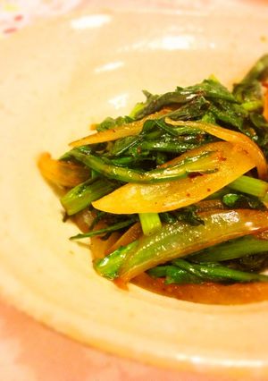 [簡単]春菊と新玉ねぎの食べるラー油炒め-レシピのメイン写真