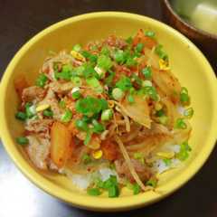 รูปของ 簡単激ウマ！もやしたっぷり豚キムチ丼！