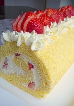 *イチゴ入り☆レアチーズロールケーキ*-レシピのメイン写真