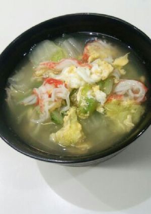 白菜、蟹カマ、卵で色鮮やかな中華スープ-レシピのメイン写真