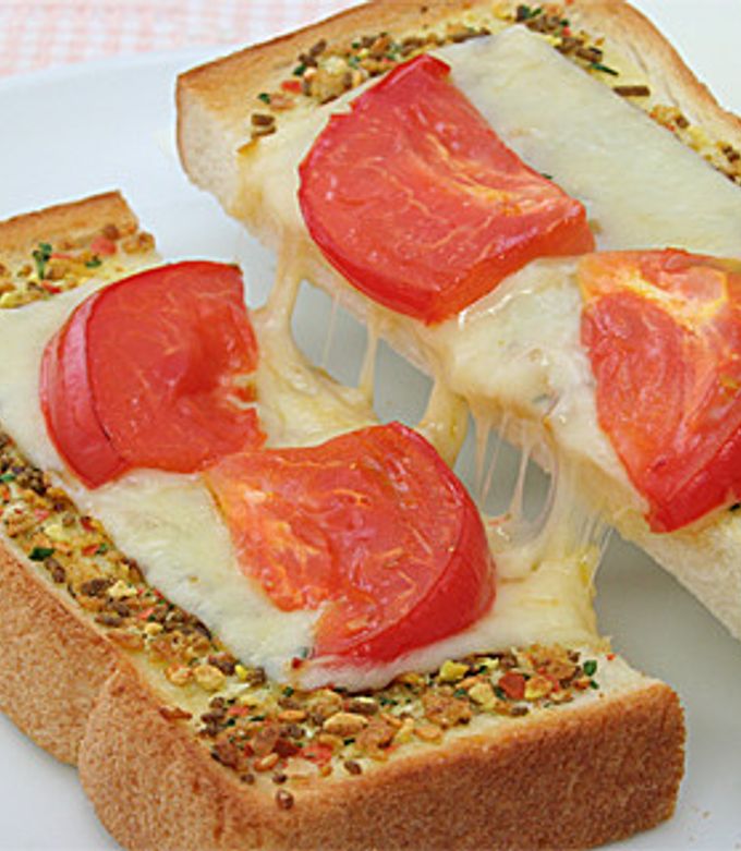 カレー風味の簡単ピザトースト by 三島食品 【クックパッド