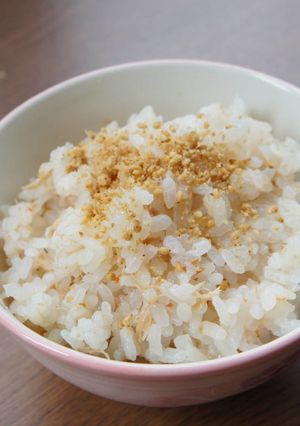 簡単・ツナと梅肉の炊き込みご飯-レシピのメイン写真