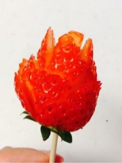 イチゴの飾り切り 薔薇-レシピのメイン写真
