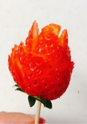 イチゴの飾り切り 薔薇-レシピのメイン写真