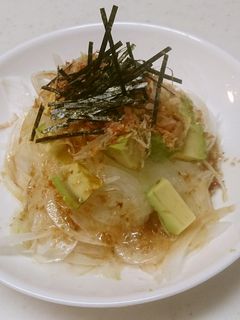 ヘルシー♪新玉ねぎのアボカド添え-レシピのメイン写真
