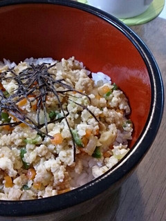 休日のお昼に♪鶏と豆腐の和風丼-レシピのメイン写真