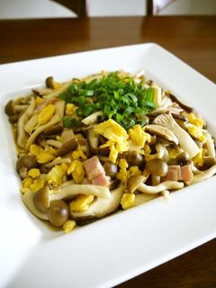 茸のベーコンと炒り卵のレモンバター炒め♪-レシピのメイン写真