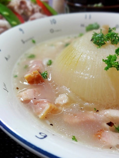 まるごと新玉ねぎとベーコンのスープ-レシピのメイン写真
