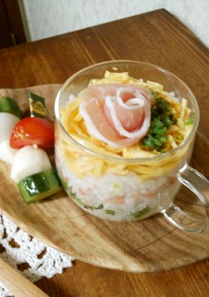 薔薇を飾って幸せ重ねてカップ寿司-レシピのメイン写真