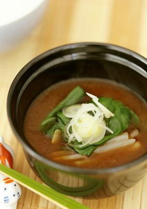 緑豆もやしとつるむらさきの赤味噌汁-レシピのメイン写真