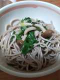 ニラときのこの冷やし蕎麦