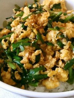ボリューム満点!ニラ玉丼-レシピのメイン写真