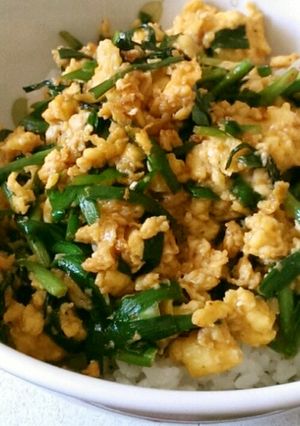 ボリューム満点！ニラ玉丼-レシピのメイン写真