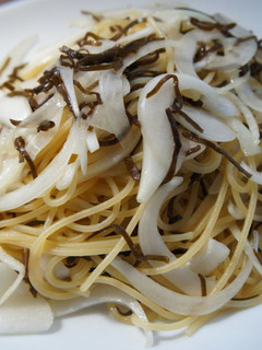 簡単、新玉ねぎと塩昆布のパスタ-レシピのメイン写真