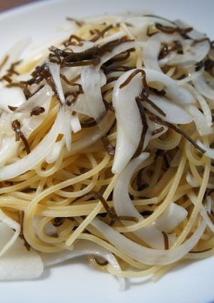 簡単、新玉ねぎと塩昆布のパスタ-レシピのメイン写真
