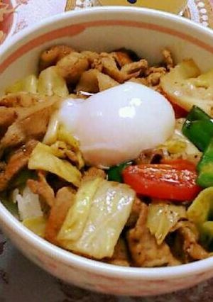 簡単♪春キャベツの温玉ホイコーロー丼-レシピのメイン写真