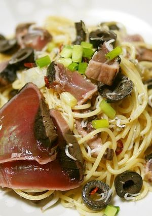 鰹のたたきとオリーブのぺペロンチーノ-レシピのメイン写真