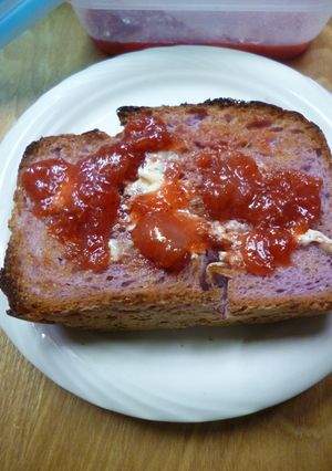 紫芋の食パンのトースト(イチゴジャム付)-レシピのメイン写真