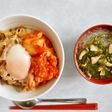 給食の豚キムチ丼(温泉卵添え)