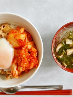 給食の豚キムチ丼(温泉卵添え)-レシピのメイン写真