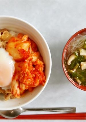 給食の豚キムチ丼(温泉卵添え)-レシピのメイン写真