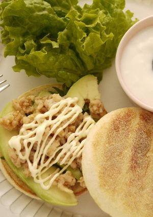 とりそぼろの簡単☆マフィンでブランチ-レシピのメイン写真